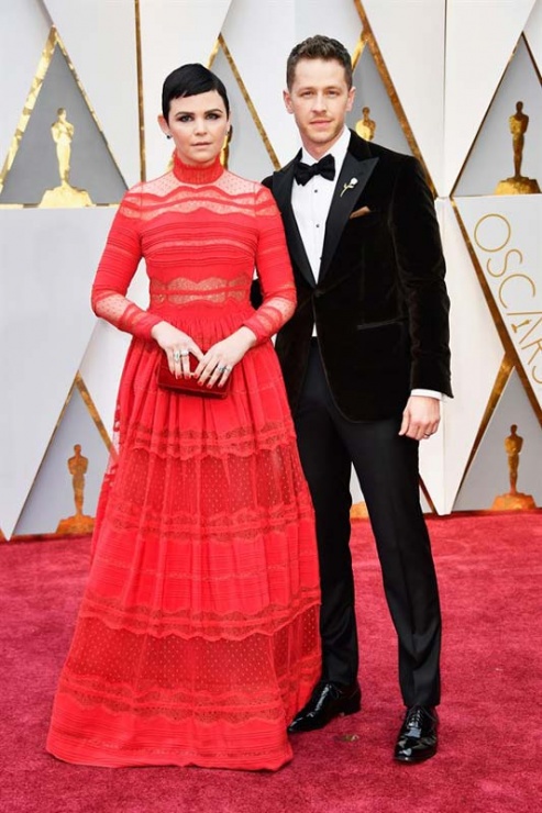 Ginnifer Goodwin y Joshua Dallas en la alfombra roja de los Oscars 2017.