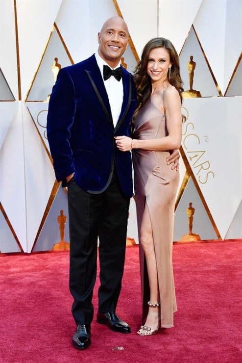 Dwayne Johnson y Lauren Hashian en la alfombra roja de los Oscars 2017.