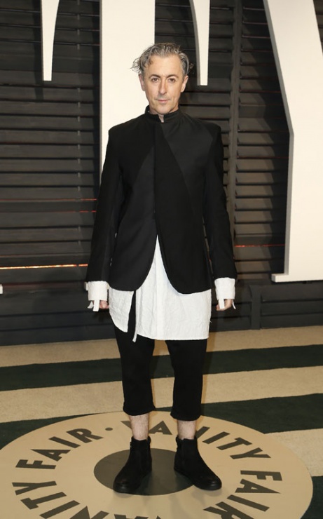 Alan Cumming ha lucido uno de los looks más extravagantes de la alfombra roja de los Oscars 2017