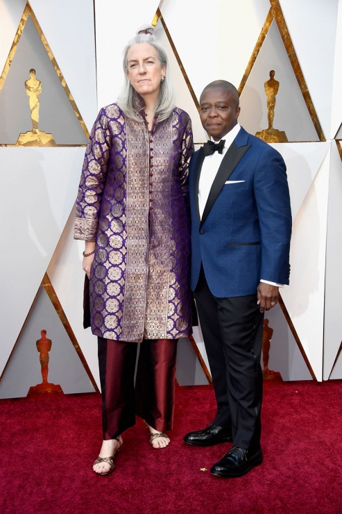 oslyn Barnes (L) and Yance Ford attend  en la alfombro roja de los Oscars