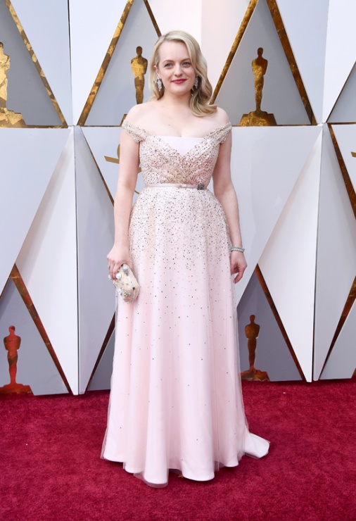 Elisabeth Moss en la alfombra roja de los Oscars 2018