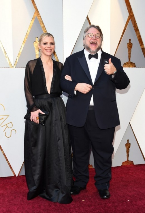 Writer Kim Morgan y Guillermo del Toro en la alfombra roja de los Oscars 2018
