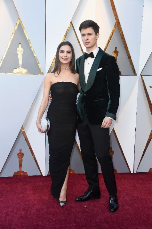 Violetta Komyshan y Ansel Elgort en la alfombra roja de los Oscars 2018