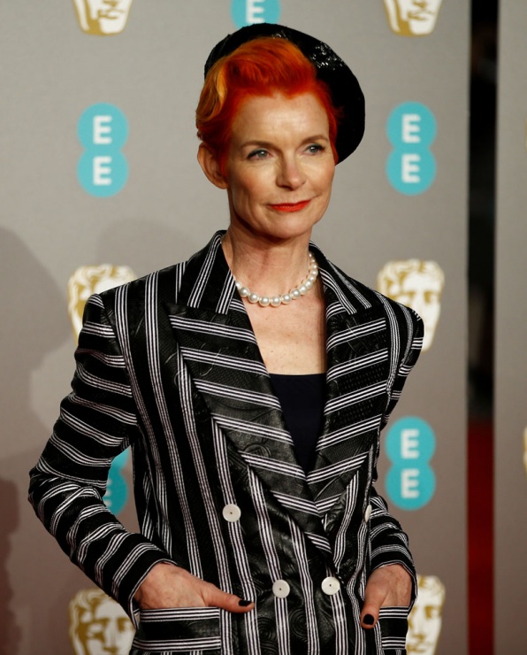 Sandy Powell en la alfombra roja de los Bafta 2019, la antesala de los Oscars