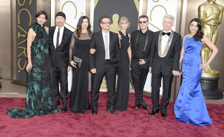 U2 y sus esposas posa en la entrada de la gala