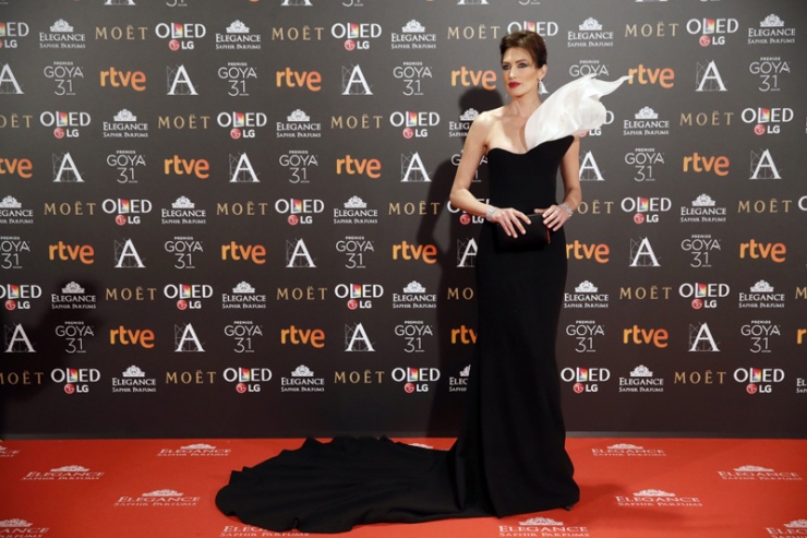 Nieves Álvarez en la alfombra roja de los vestidos de los Goya 2016