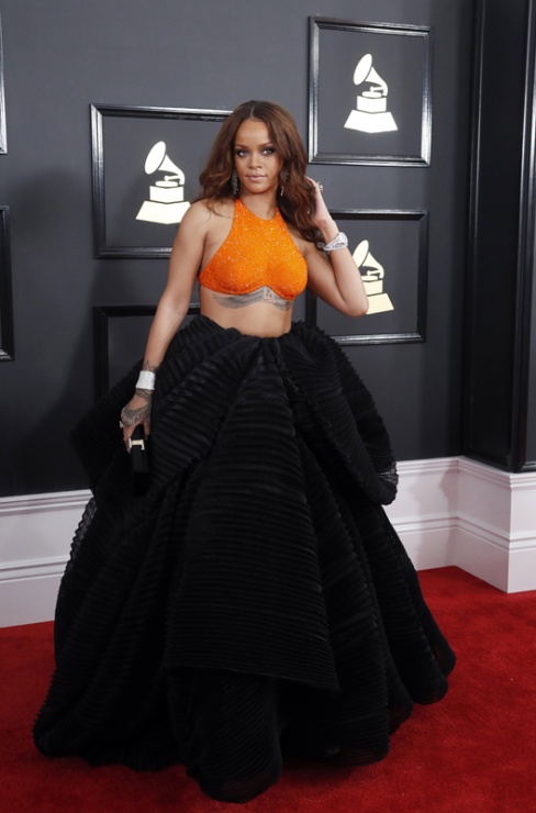 Rihanna en la alfombra roja de los Grammy 2017