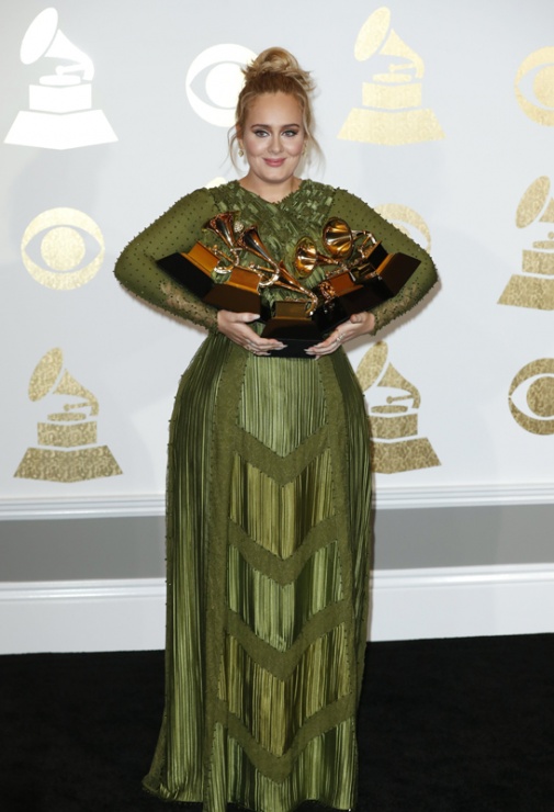 Adele en la alfombra roja de los Grammy 2017
