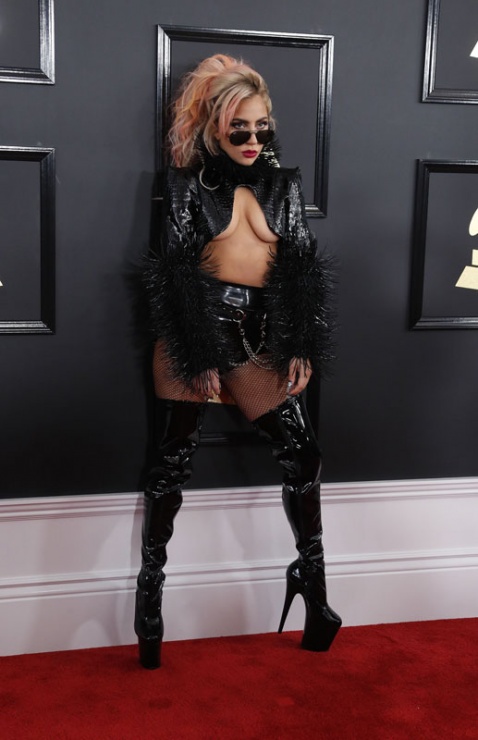 Lady Gaga en la alfombra roja de los Grammy 2017