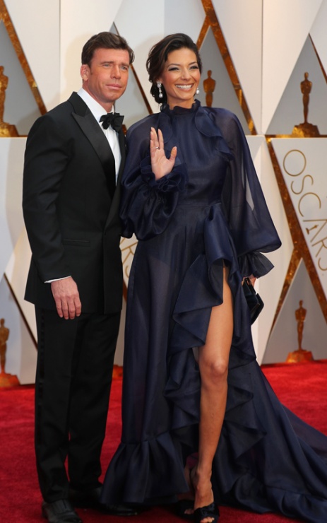 Taylor Sheridan y Nicole Sheridan en la alfombra roja de los Oscars 2017