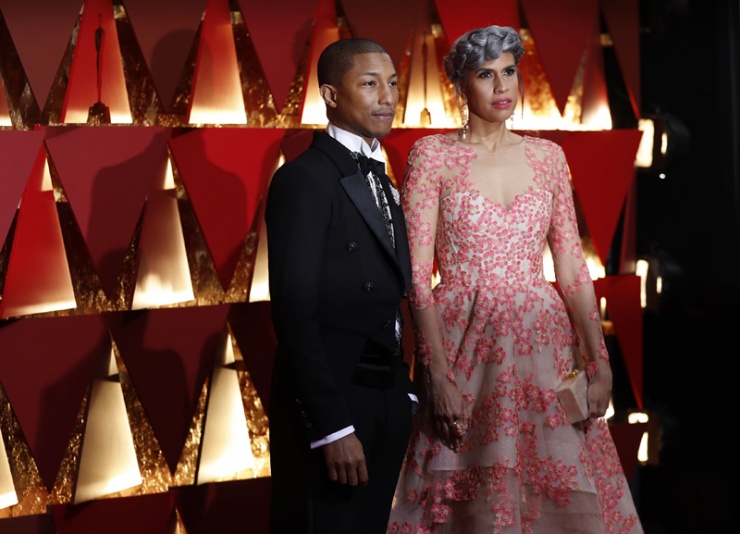 Pharrell Williams y Mimi Valdes en la alfombra roja de los Oscars 2017