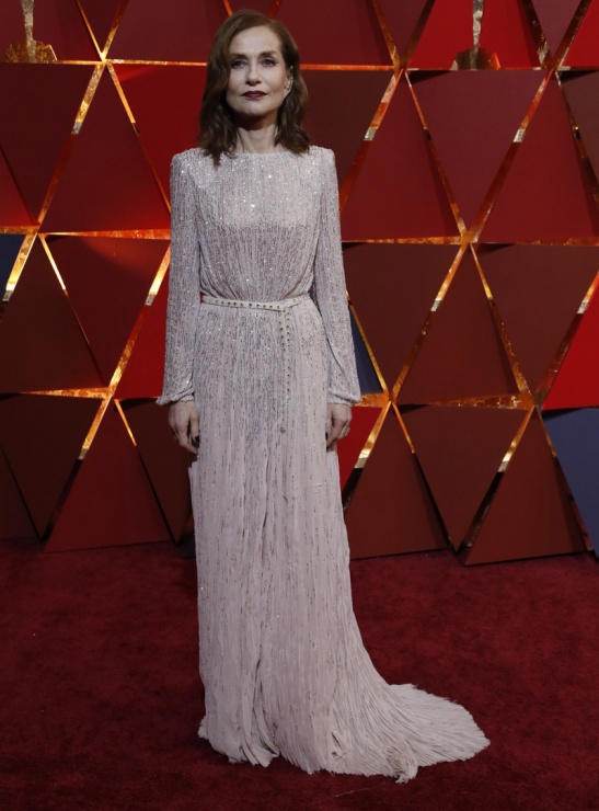 La elegancia de Isabelle Huppert en la alfombra roja de los Oscars 2017