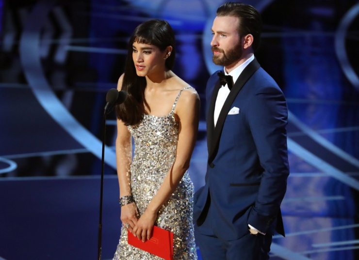 Sofía Boutella y Chris Evans entregan un premio en la gala de los Oscars 2017