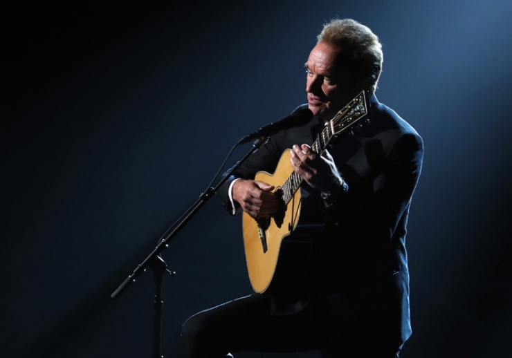 Sting durante su actuación en la gala de los Oscars 2017