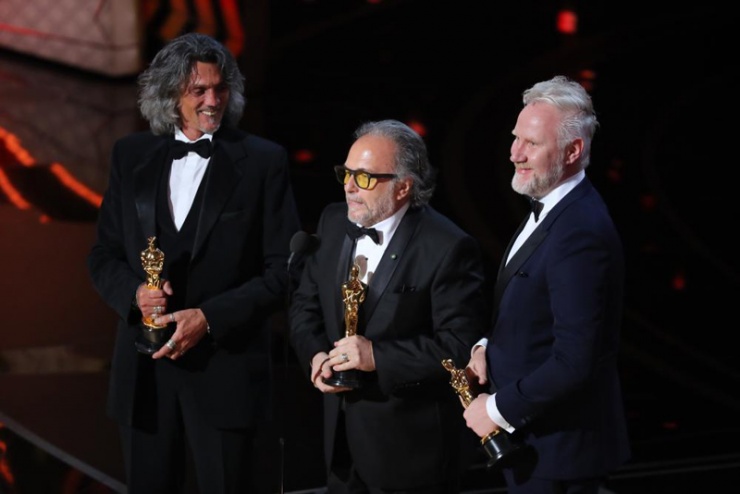 Alessandro Bertolazzi, Giorgio Gregorini Y Christopher Nelson recogen el Oscar al Mejor maquillaje y peluquería por 'Escuadrón suicida'.