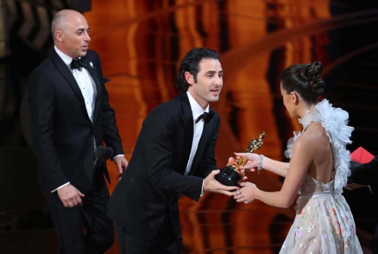 Alan Barillaro y Marc Sondheimer recogen el Oscar al Mejor cortometraje de animación.