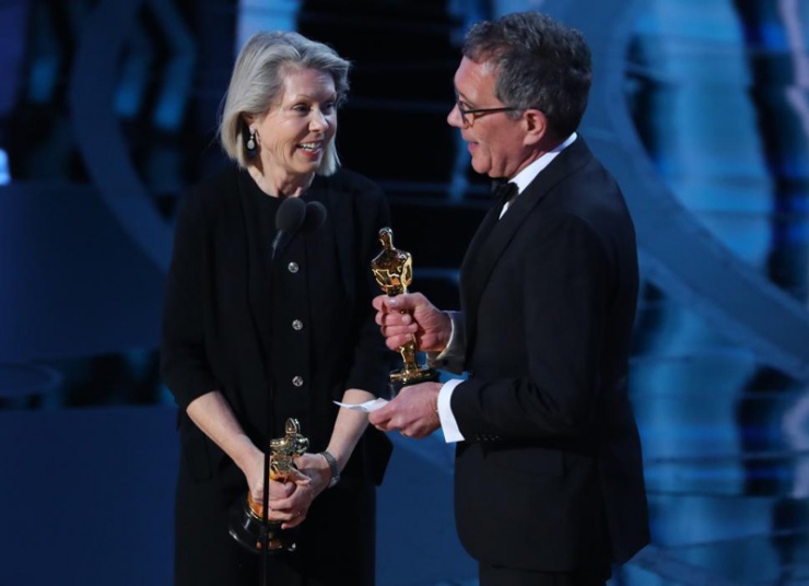 David Wasco y Sandy Reynolds-Wasco aceptan el premio al Mejor diseño de producción por 'La La Land'.