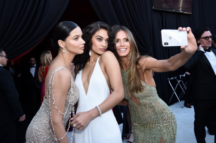 Varias actrices se hacen un selfi en la gala de los Oscars 2018