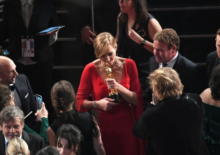 Allison Janning tras ganar su Oscar.