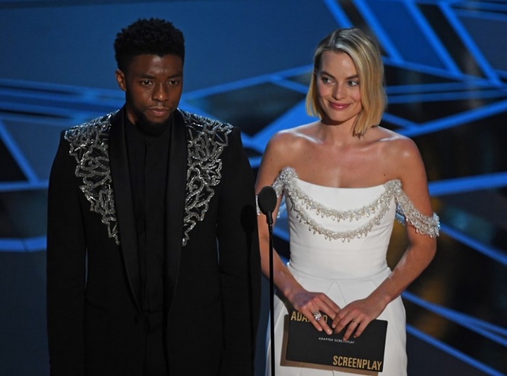 Chadwick Boseman y Margot Robbie presentan el Oscar al mejor guion adaptado.