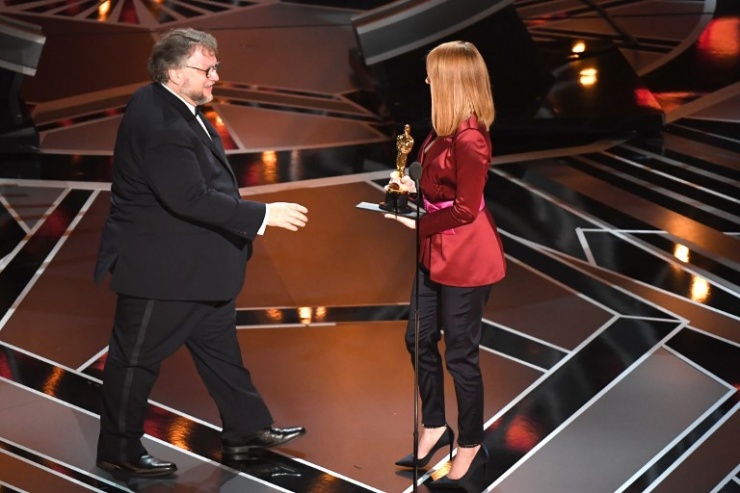 Emma Stone entrega el Oscar a Guillermo del Toro