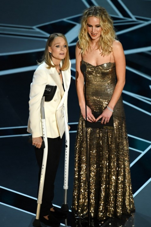 Jodie Foster y Jennifer Lawrence presentan el Oscra a la mejor actriz