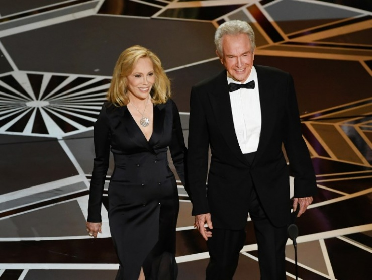 Warren Beaty y Faye Dunaway entregan el Oscar a la mejor película.