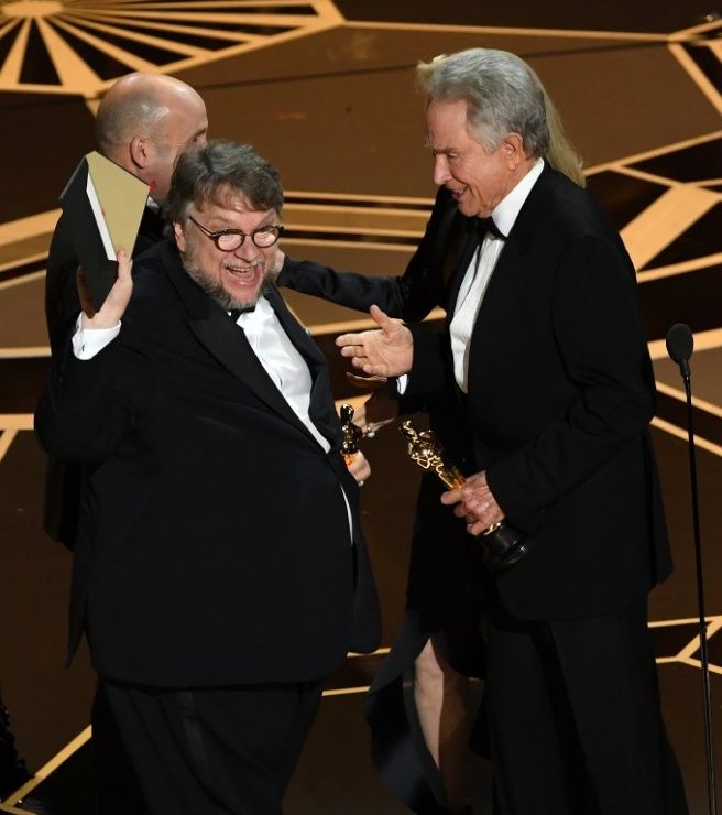 Guillermo del Toro recoge el Oscar a la mejor película