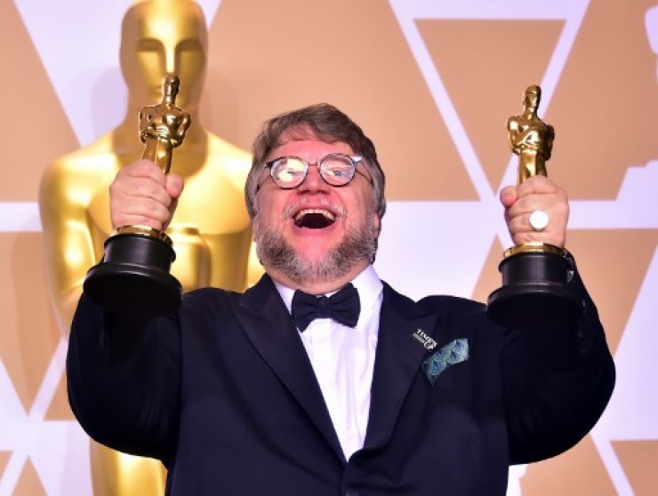 Guillermo del Toro con sus dos Oscars por 'La forma del agua'