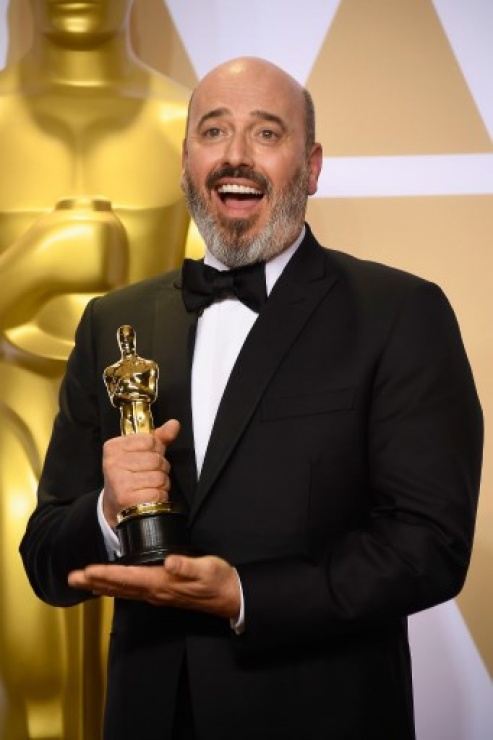 El diseñador Mark Bridges con su Oscar al mejor vestuario por 'El hilo fantasma'.
