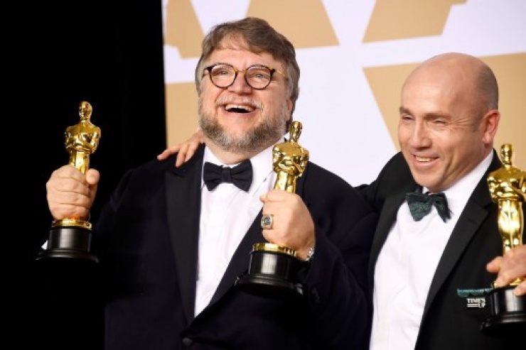 Guillermo del Toro con el productor J. Miles Dale.