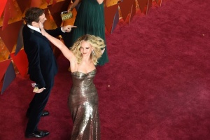 Jennifer Lawrence se divierte en los Oscars