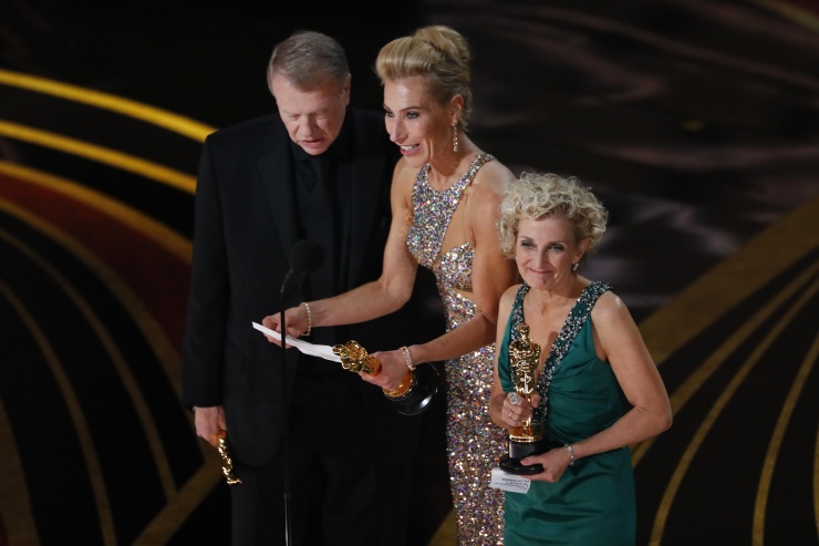 Greg Cannom, Kate Biscoe y Patricia Dehaney recogen el premio al Mejor maquillaje por 'Vice'