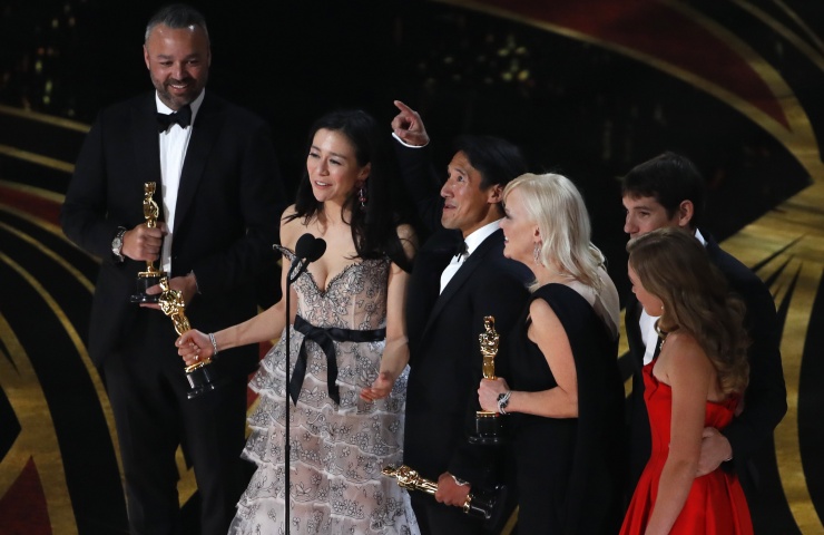 Elizabeth Chai Vasarhelyi, Jimmy Chin, Evan Hayes y Shannon Dill accept the Academy Award for Mejor película documental por &quot;Free Solo.&quot;