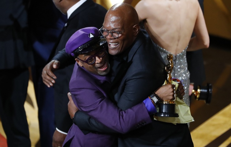 Spike Lee abraza al presentador Samuel L. Jackson tras ganar el premio a Mejor guión adaptado por 'BlacKkKlansman'.