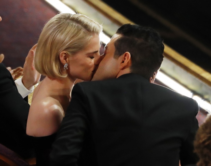 Rami Malek besa a Lucy Boynton tras recibir el premio a Mejor actor por su papel en Bohemian Rhapsody