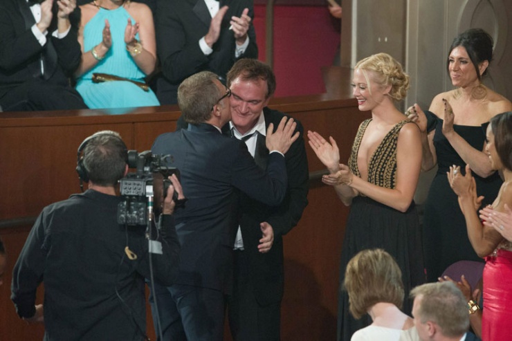 El actor Christoph Waltz besa al director Quentin Tarantino.