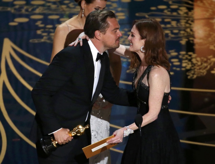 Julian Moore felicitó a Leonardo DiCaprio por su Oscar.