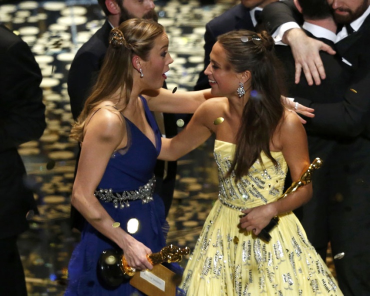 Las dos actrices premiadas con Oscars, Brie Larson y Alicia Vikander.