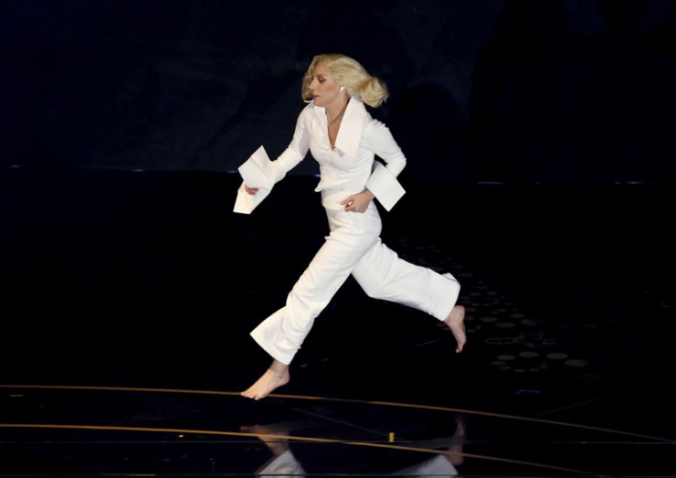 Lady Gaga corre por el escenario de los Oscars