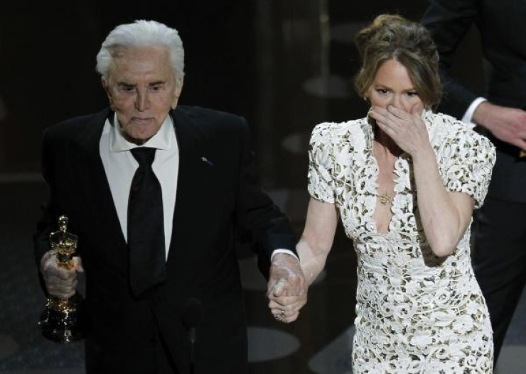 Kirk Douglas entrega el Oscar a Melissa Leo por &quot;The Fighter&quot;