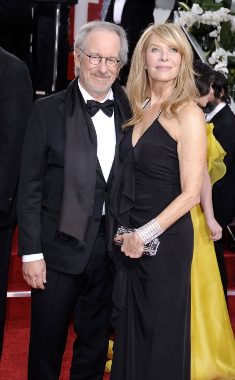 Steven Spielberg posa acompaado de su esposa, la actriz Kate Capshaw