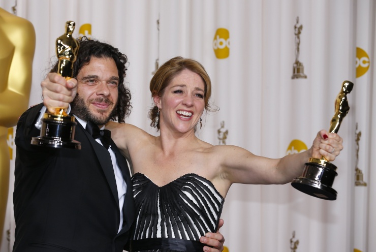 Sean Fine y Andrea Nix Fine, con el Oscar al mejor corto documental por 'Inocente'