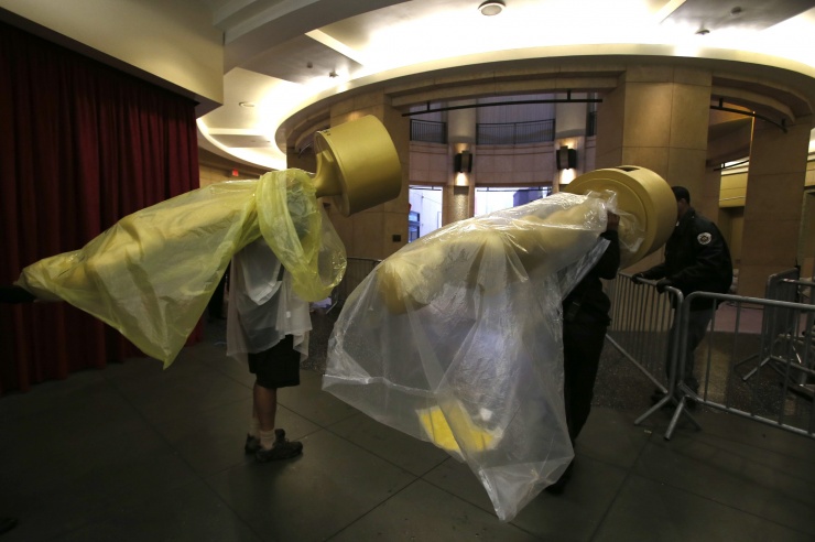 La amenaza de lluvia ha obligado a cubrir los alrededores del teatro Dolby de Los Angeles.
