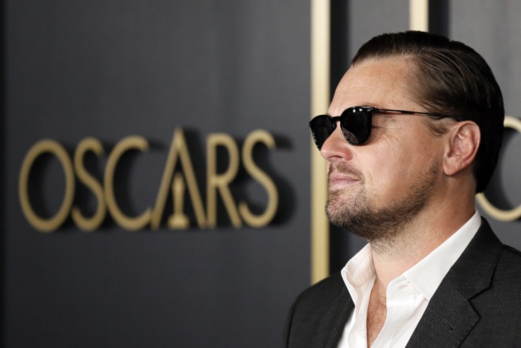 Leonardo DiCaprio y Brad Pitt posan en la alfombra roja del almuerzo de nominados de los Premios Oscars 2020